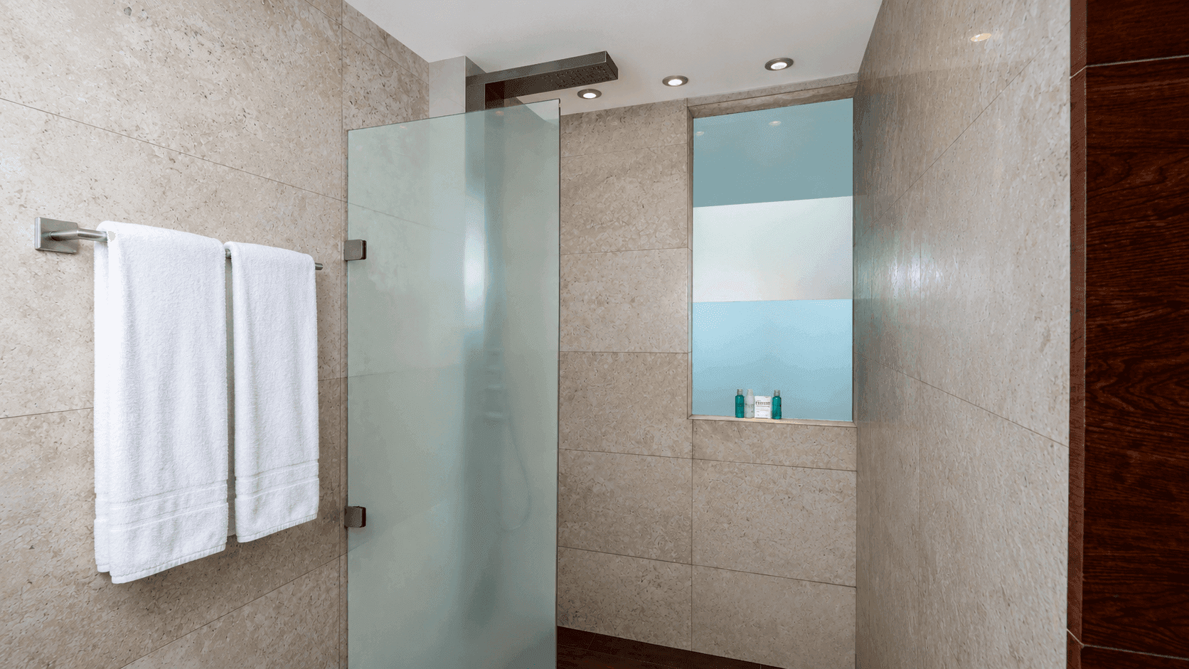 Banheiro do quarto no The Sens Riviera (3)